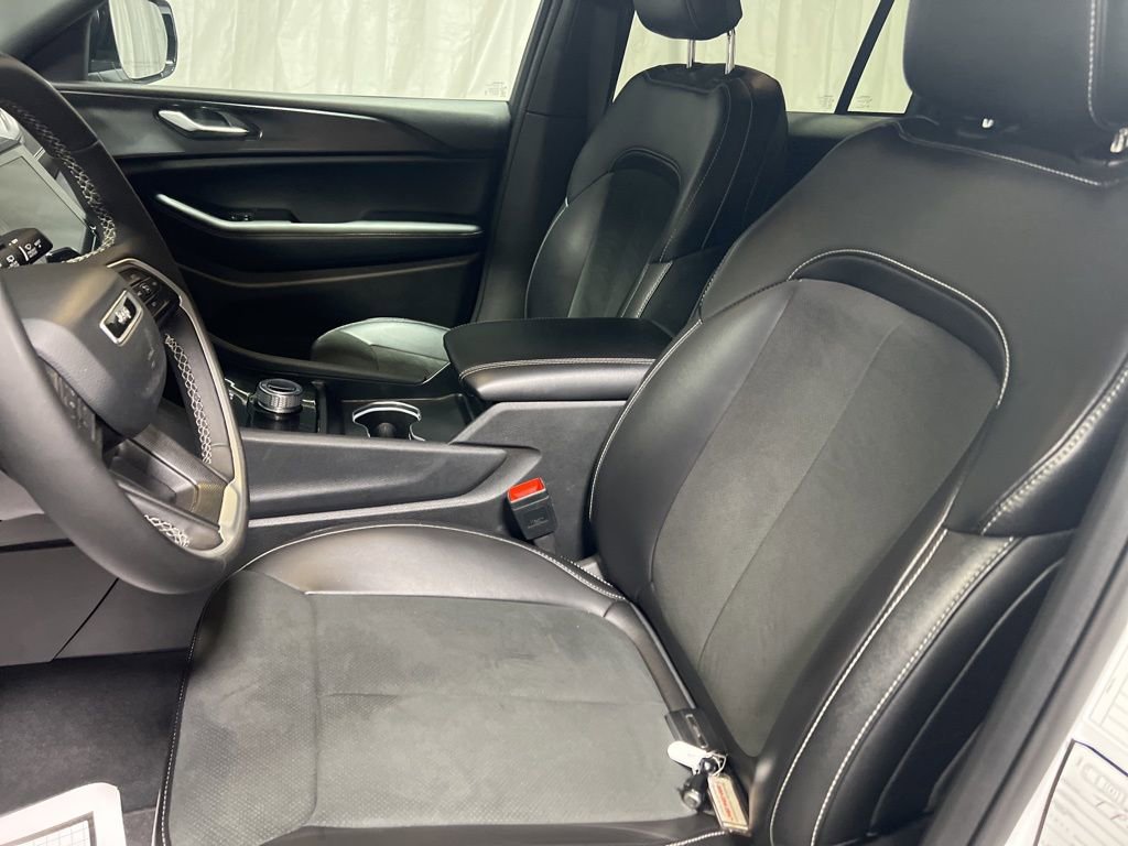 Used 2025 Jeep Grand Cherokee Altitude image 20