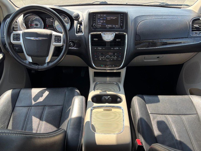 Used 2016 Chrysler Town & Country Touring-L image 12
