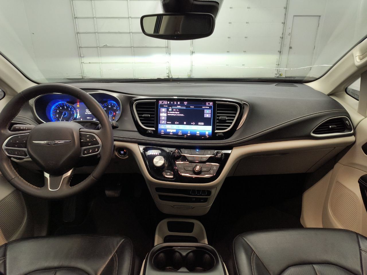 Used 2022 Chrysler Pacifica Touring-L AWD/4WD image 17