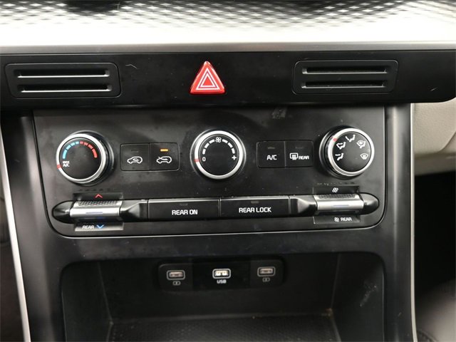 Used 2024 Kia Carnival LX image 3