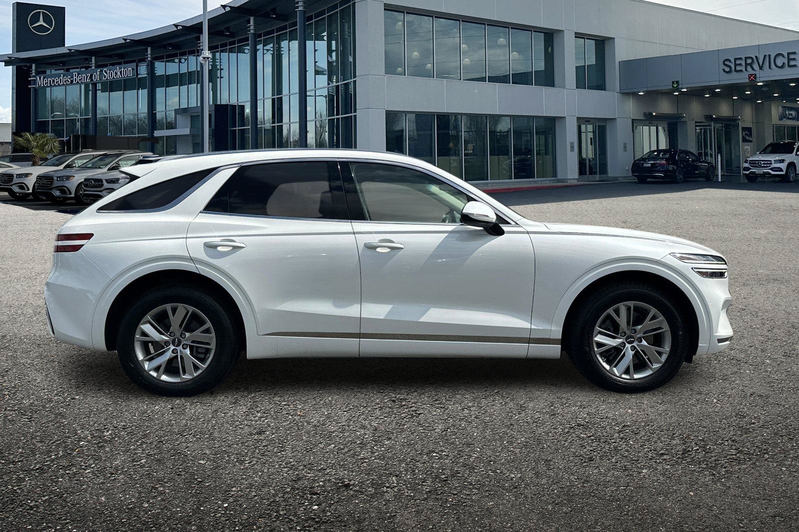 Used 2023 Genesis GV70 2.5T AWD/4WD image 3
