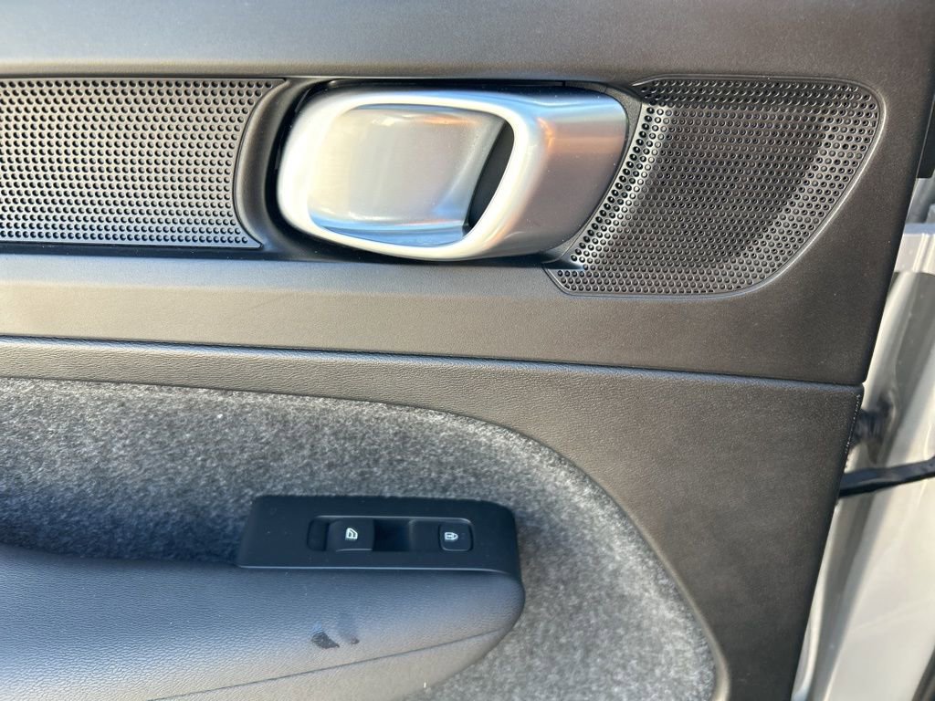 Used 2025 Volvo XC40 B5 Plus image 19