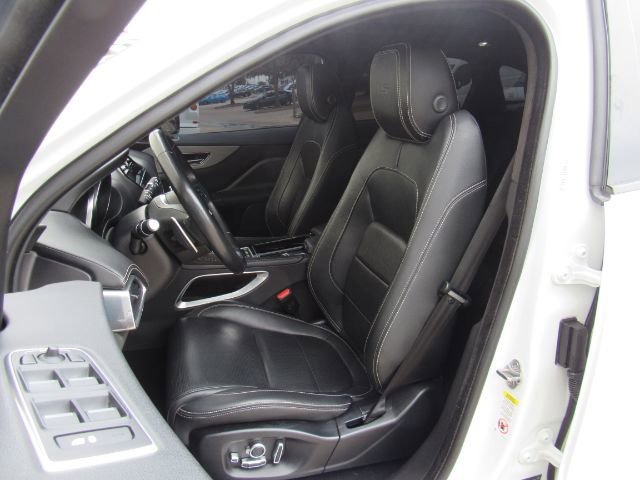 Used 2020 Jaguar F-PACE S image 6