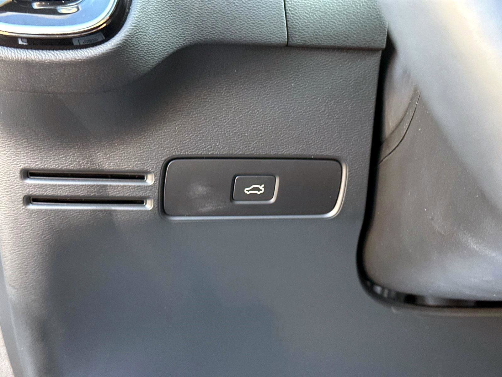 Certified 2023 Volvo C40 P8 Recharge Plus image 29