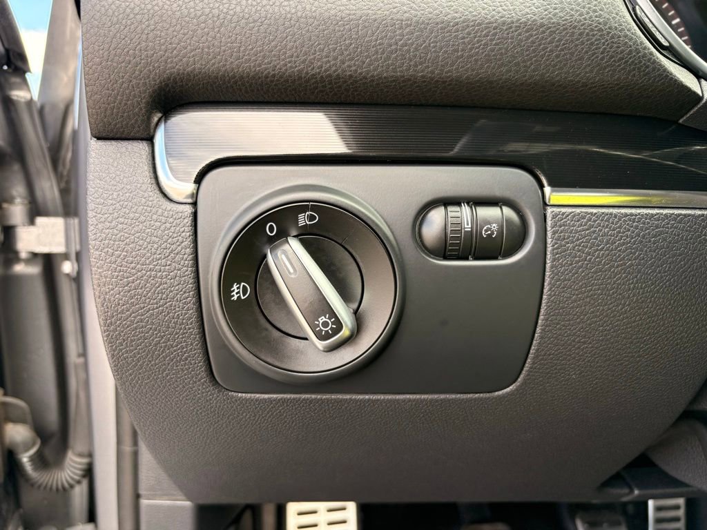 Used 2013 Volkswagen Golf 4-Door FWD image 25