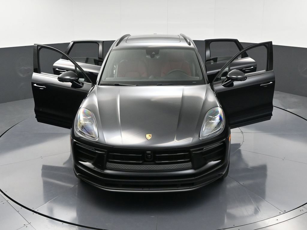 Certified 2025 Porsche Macan AWD/4WD image 33