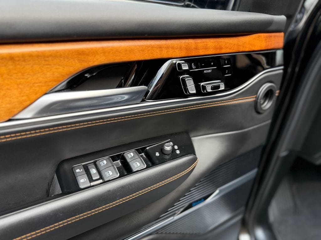 Used 2022 Jeep Grand Wagoneer Series III AWD/4WD image 20