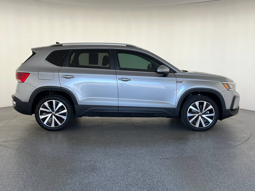 Used 2023 Volkswagen Taos SE w/ Panoramic Sunroof Package FWD image 2