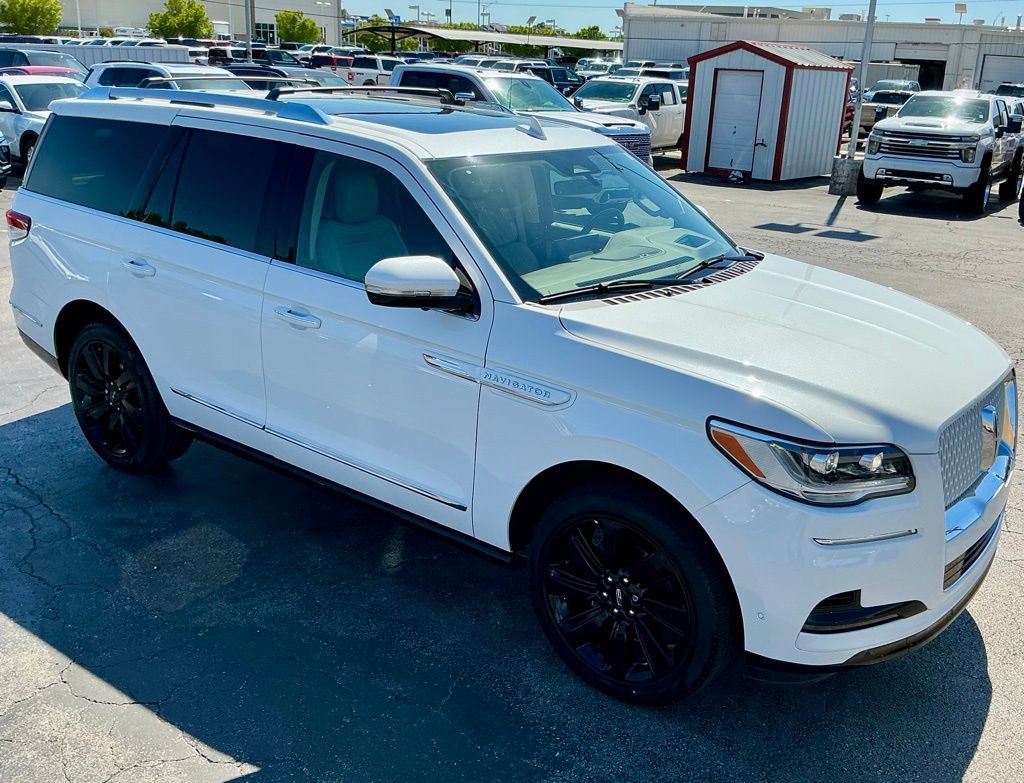 Used 2024 Lincoln Navigator Reserve w/ Monochromatic Package AWD/4WD image 4