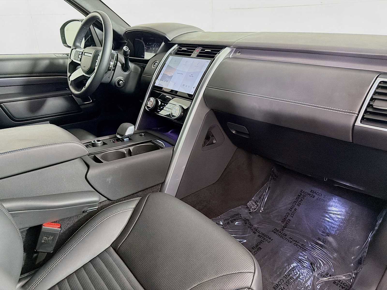 Used 2025 Land Rover Discovery Metropolitan Edition image 28