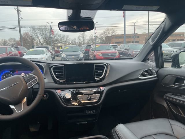 Used 2025 Chrysler Pacifica Select image 19