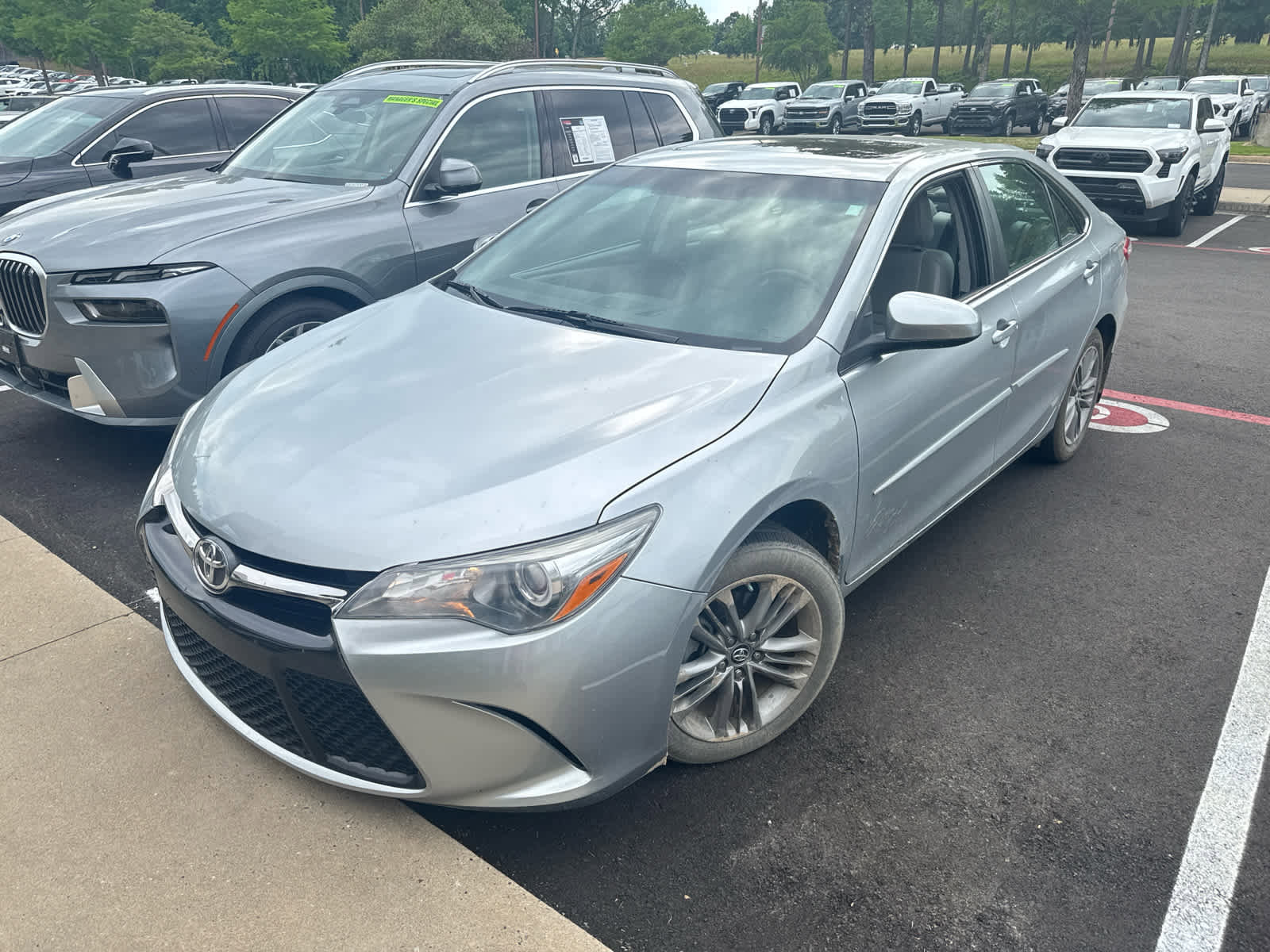 Used 2017 Toyota Camry SE w/ Moonroof Package FWD image 2