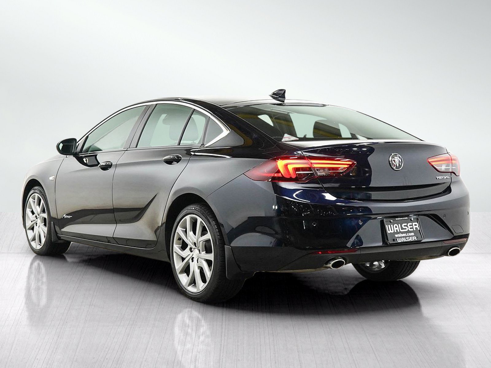 Used 2019 Buick Regal Avenir FWD image 3