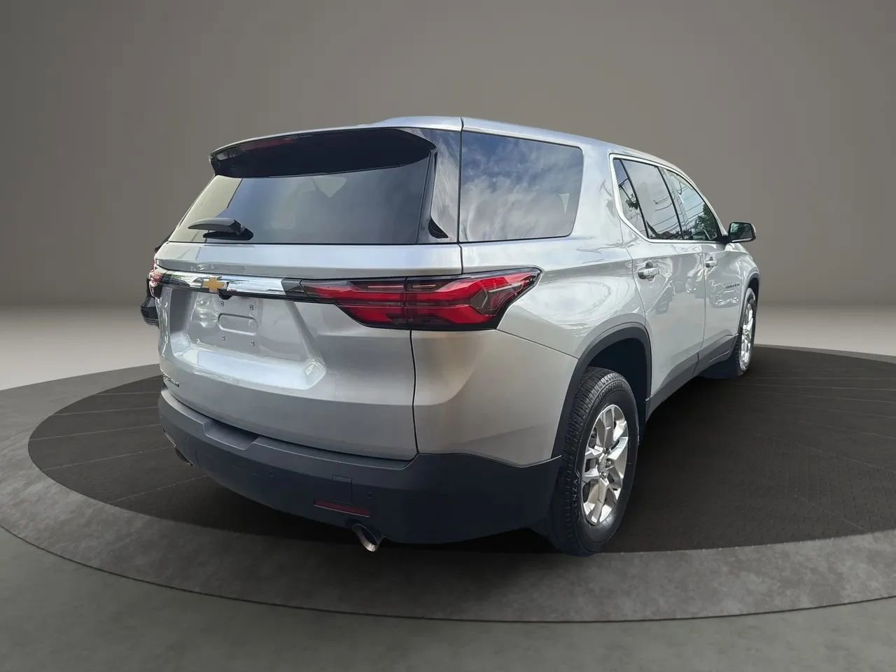 Used 2022 Chevrolet Traverse LS AWD/4WD image 5