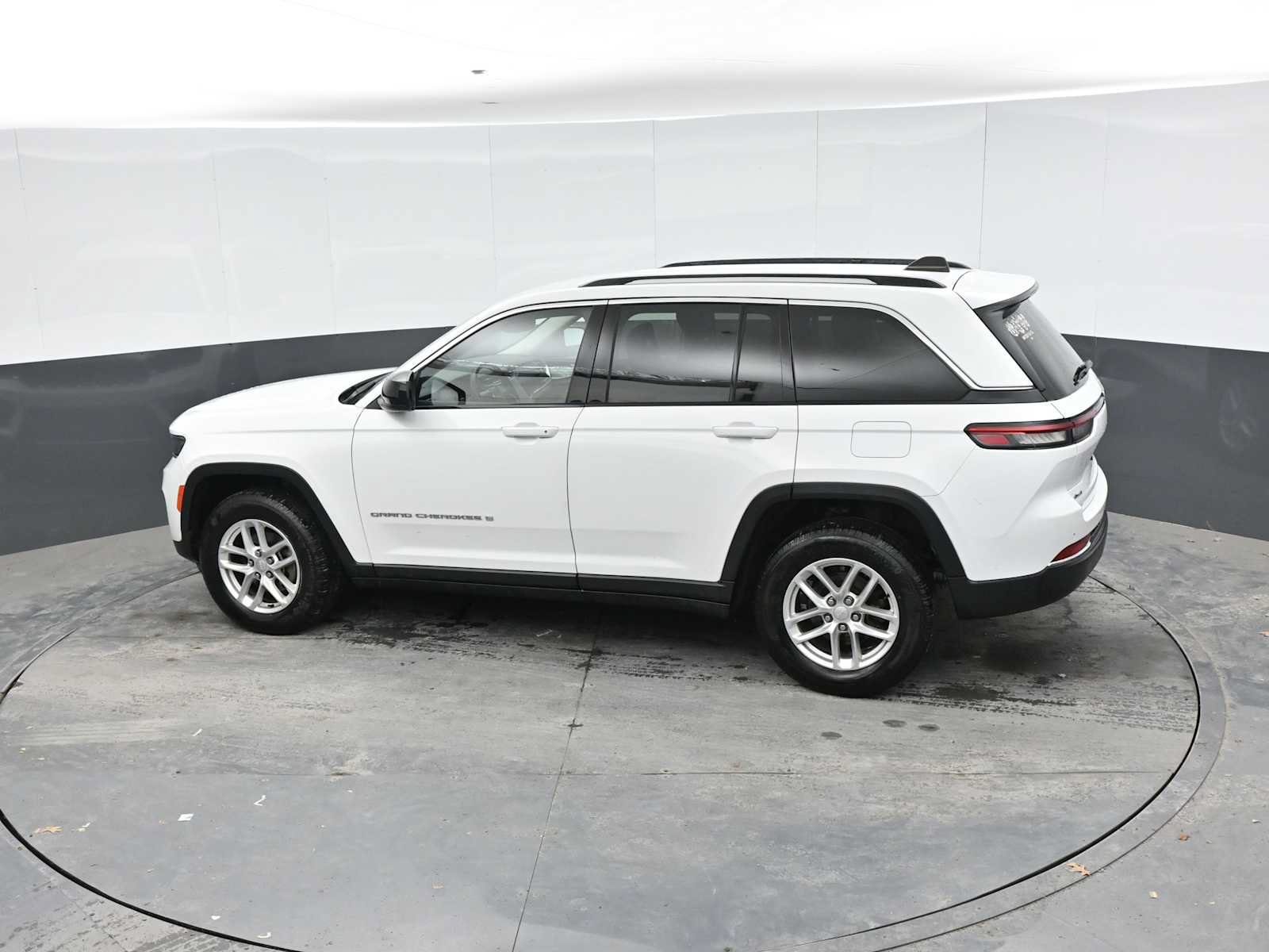 Used 2023 Jeep Grand Cherokee Laredo AWD/4WD image 13
