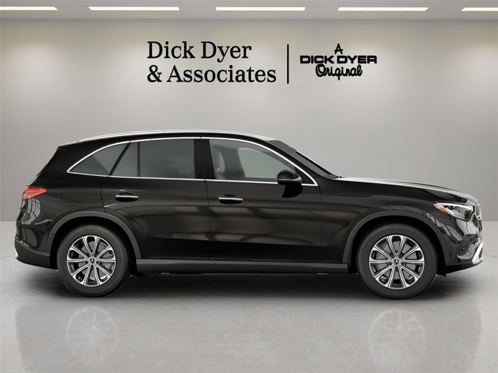 Used 2025 Mercedes-Benz GLC 300 4MATIC image 3