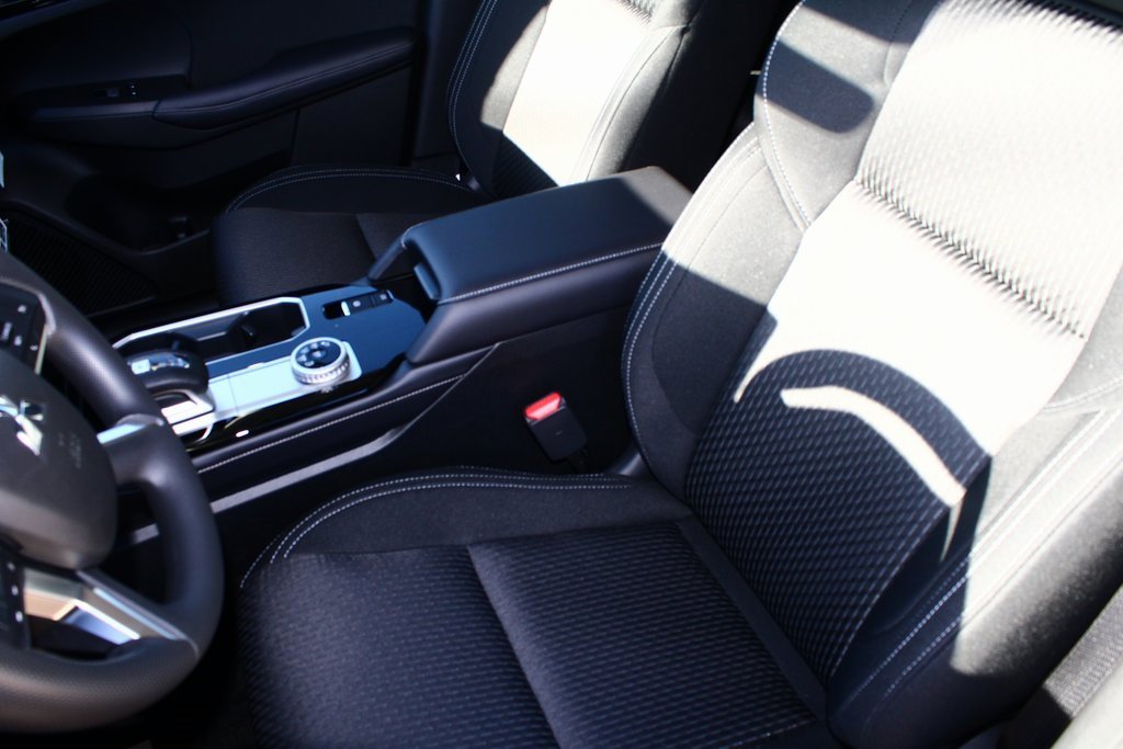 New 2026 Mitsubishi Outlander ES image 3