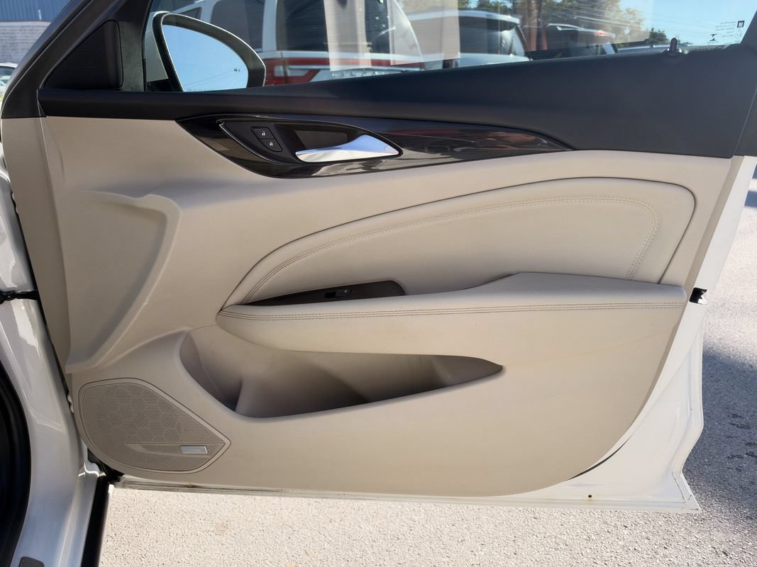 Used 2018 Buick Regal Essence w/ Driver Confidence Package #1 FWD image 22