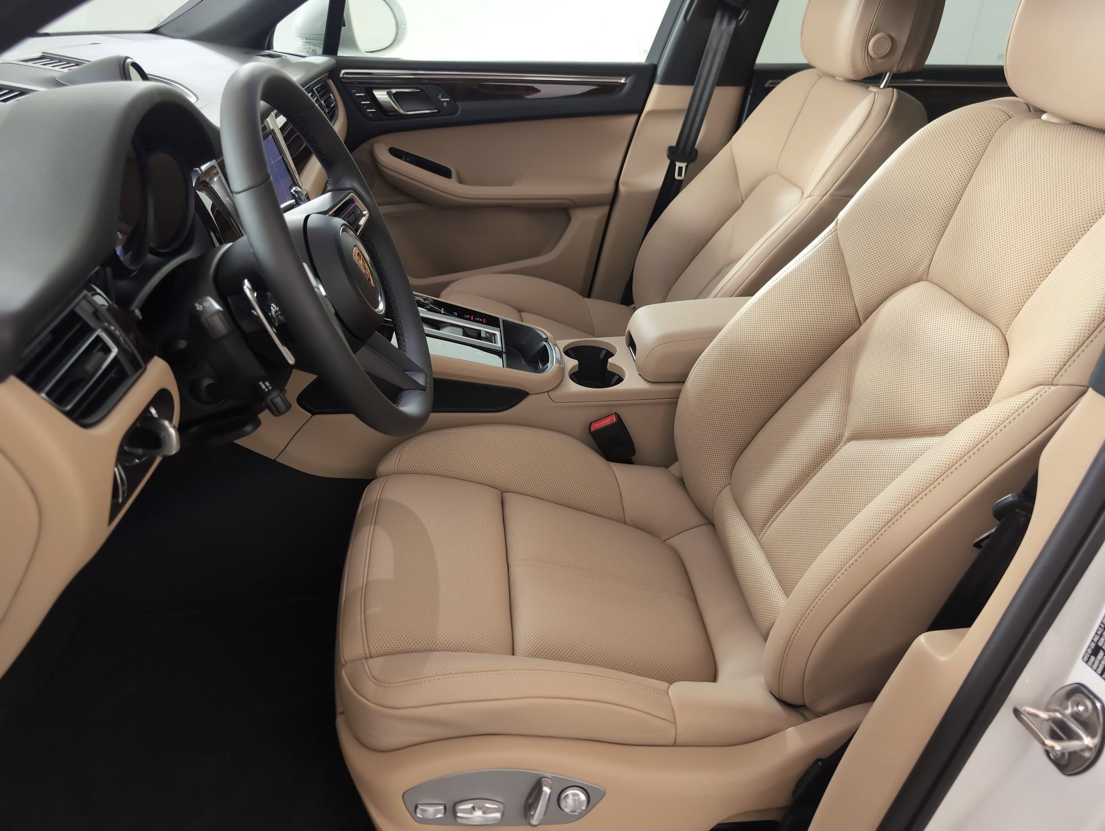 Certified 2025 Porsche Macan AWD/4WD image 5