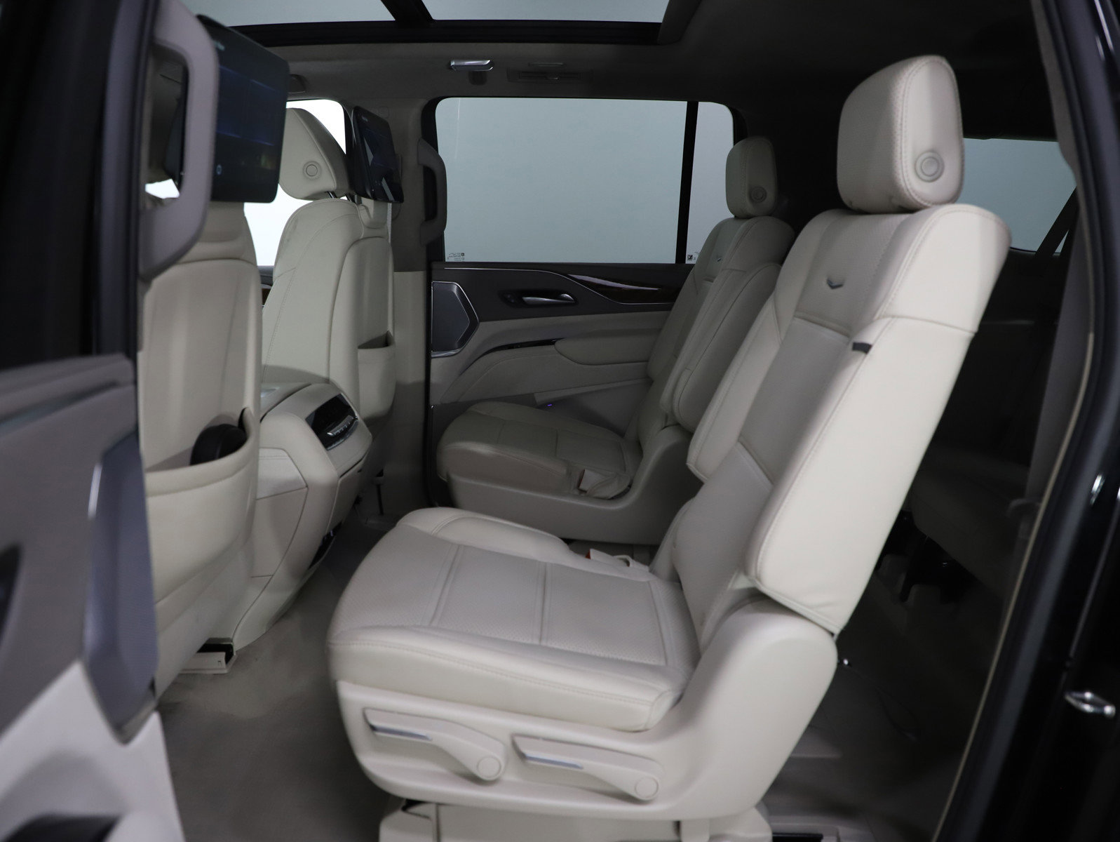 Used 2024 Cadillac Escalade ESV Sport Platinum w/ LPO, ONYX Package image 17