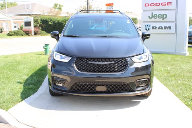 Used 2023 Chrysler Pacifica Touring-L w/ S Appearance Package AWD/4WD image 6