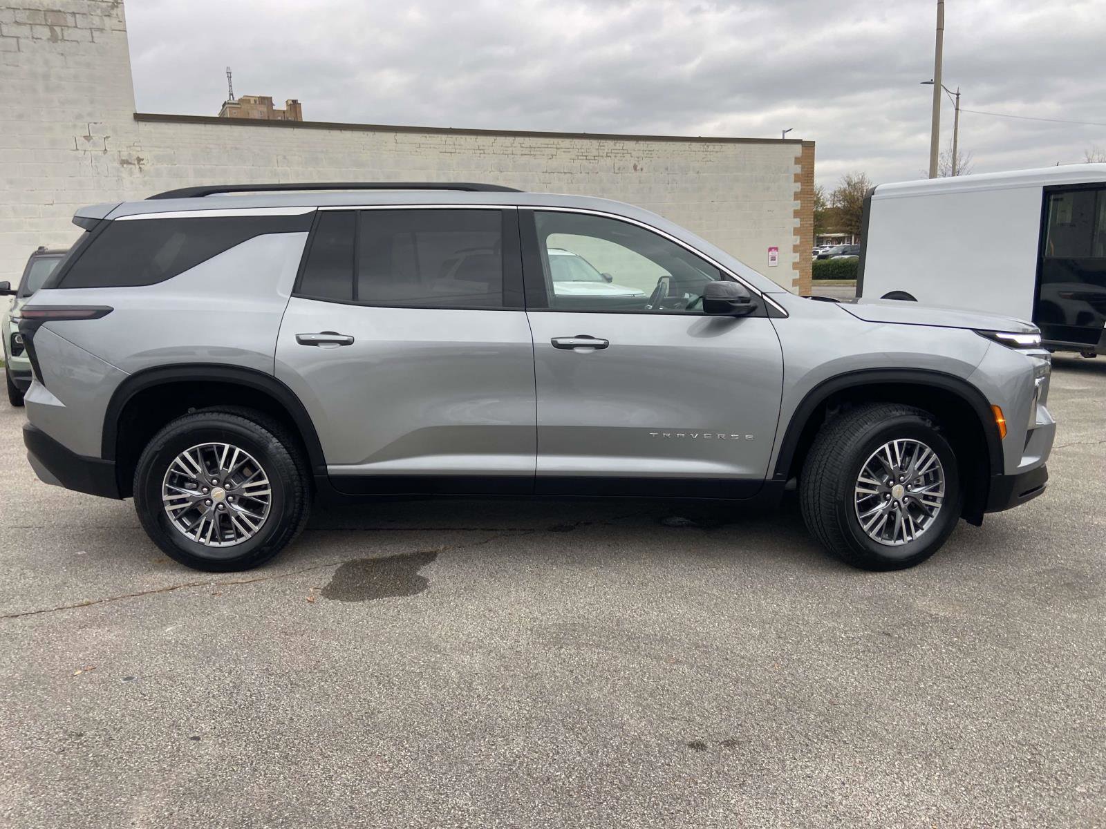 Used 2025 Chevrolet Traverse LT image 23