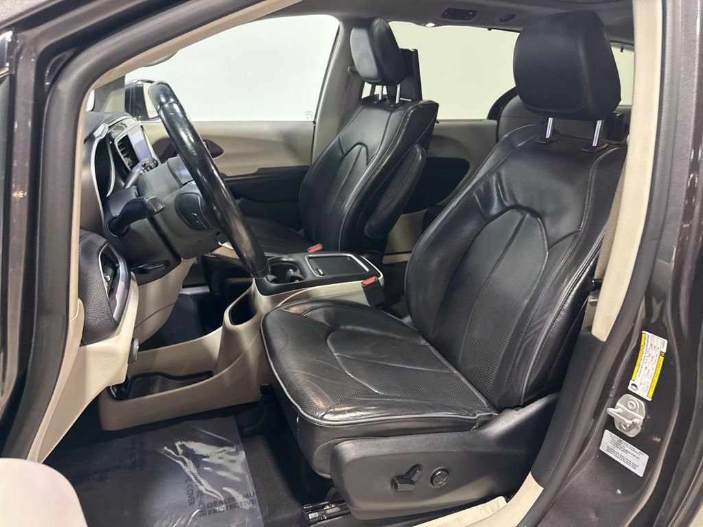 Used 2017 Chrysler Pacifica Limited w/ UConnect Theater Package image 32