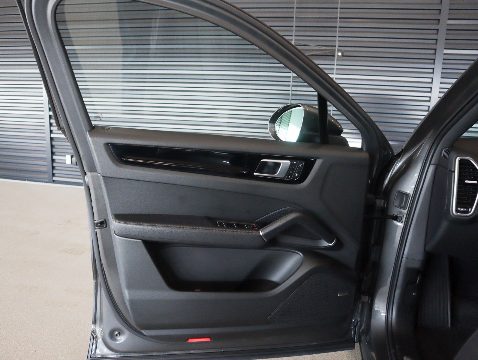 Certified 2023 Porsche Cayenne S image 23