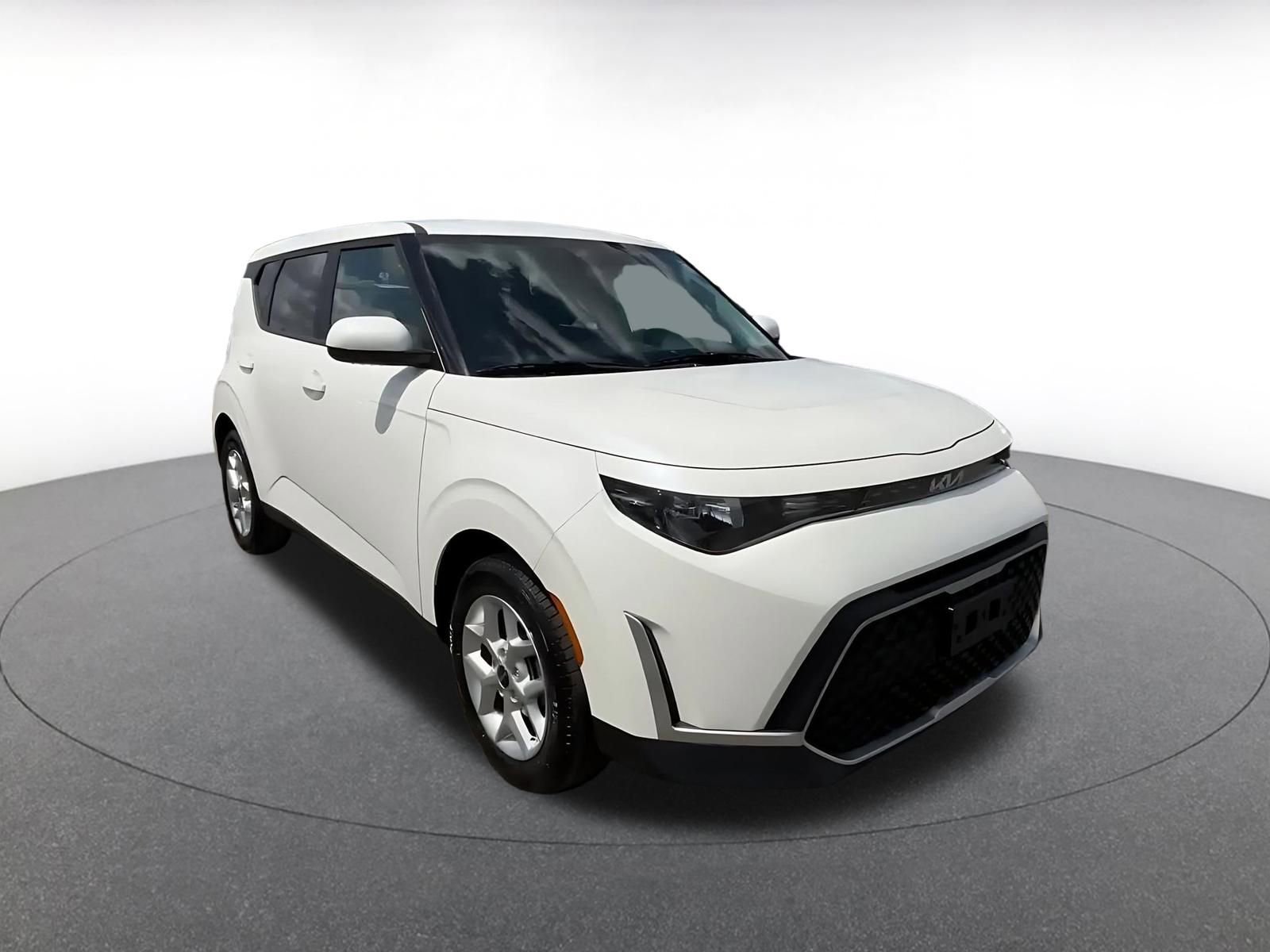 Used 2025 Kia Soul LX w/ LX Technology Package FWD image 3