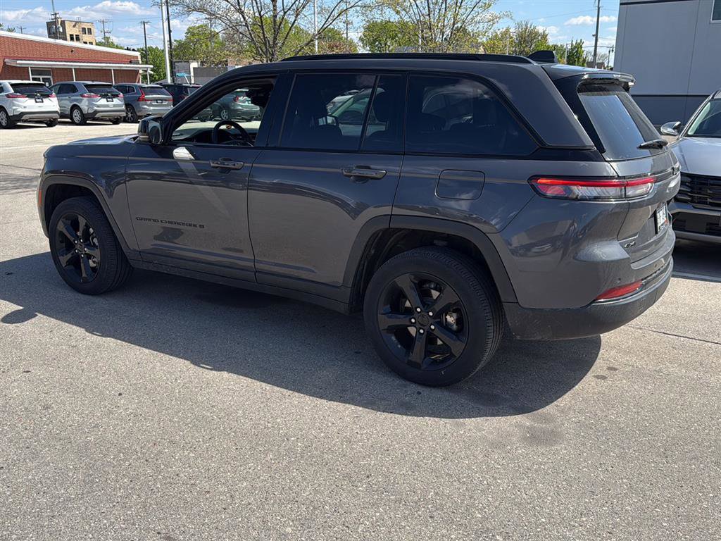 Used 2024 Jeep Grand Cherokee Altitude AWD/4WD image 11