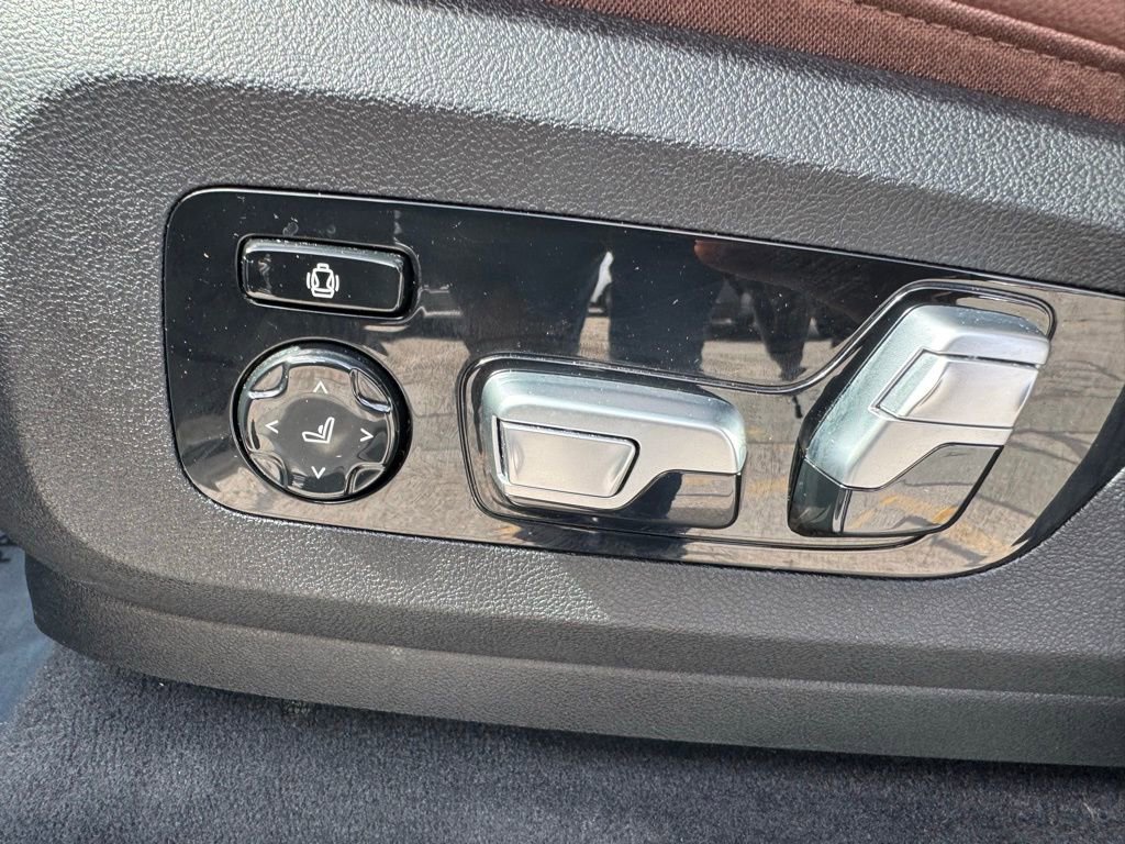 Used 2020 BMW X7 M50i w/ Executive Package image 23