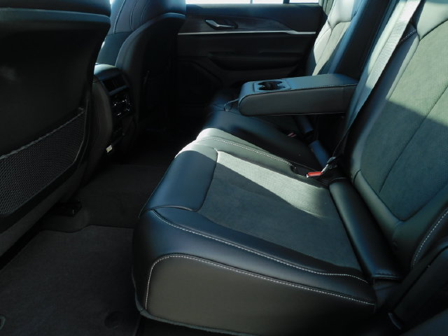 New 2026 Jeep Grand Cherokee Altitude AWD/4WD image 21