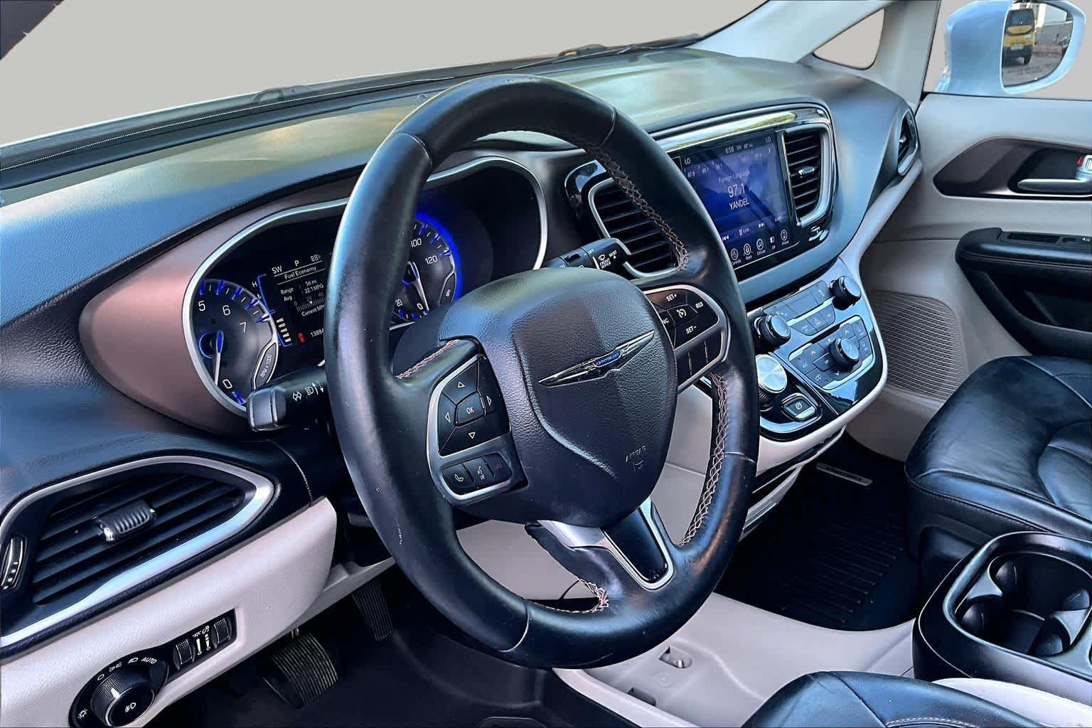 Used 2017 Chrysler Pacifica Touring-L FWD image 17