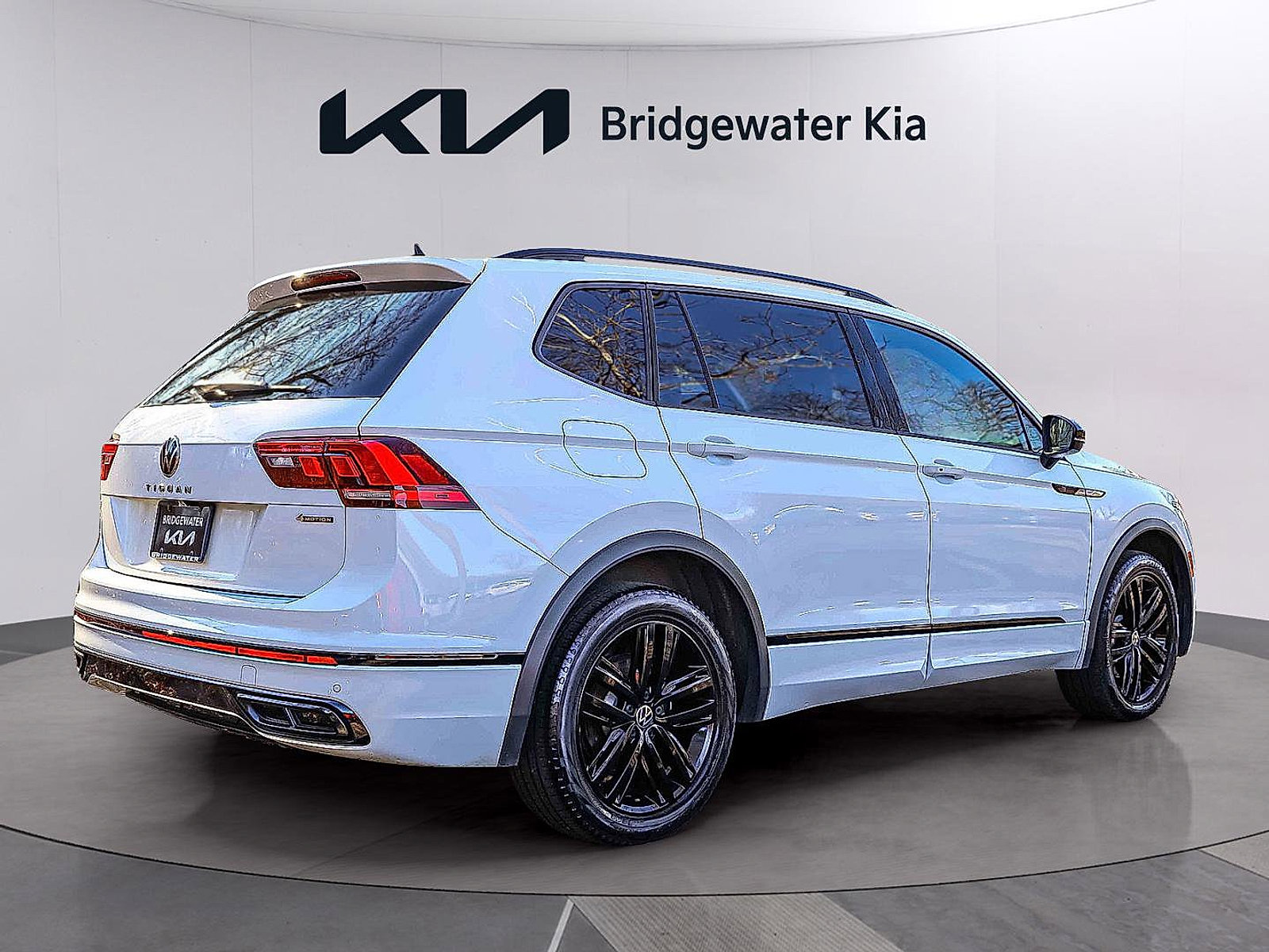 Used 2022 Volkswagen Tiguan SE R-Line image 6