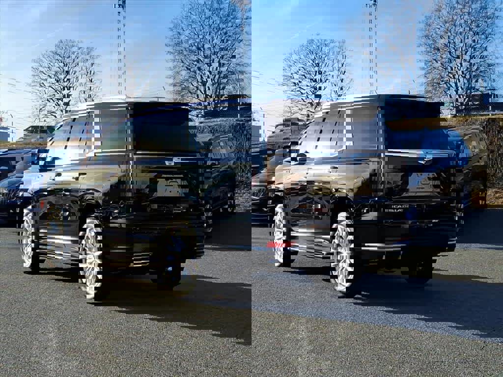 Used 2021 Cadillac Escalade Luxury image 3