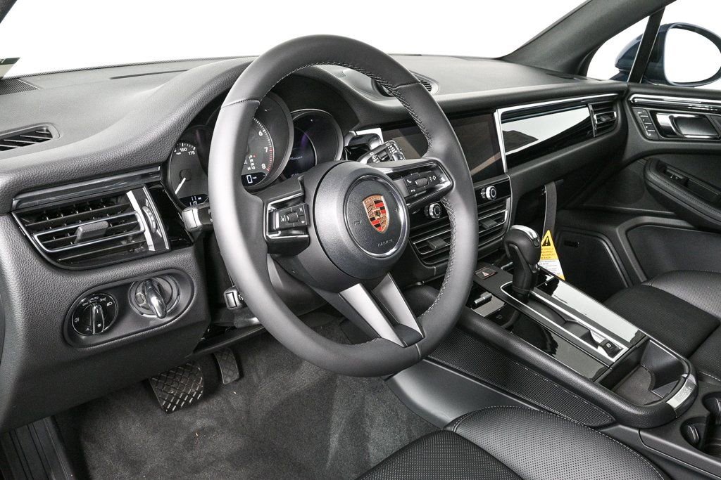 Certified 2026 Porsche Macan image 4