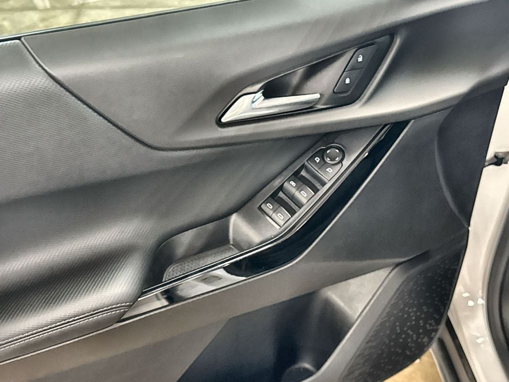 Used 2025 Chevrolet Equinox LT AWD/4WD image 14