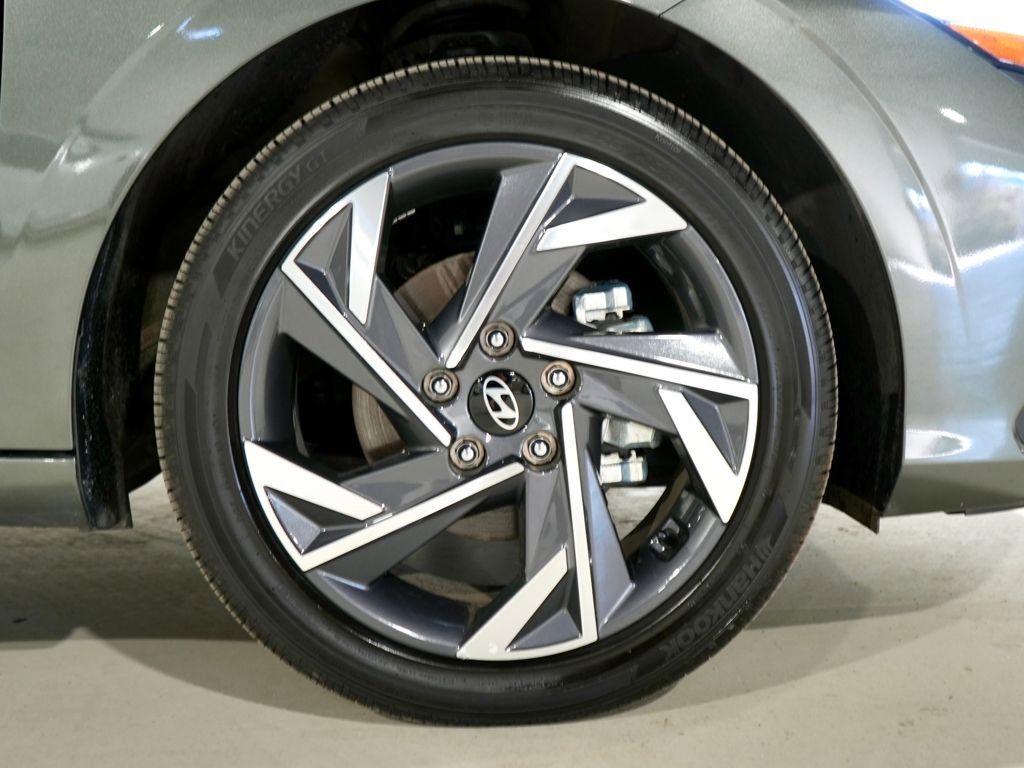 Used 2025 Hyundai Elantra SEL image 32