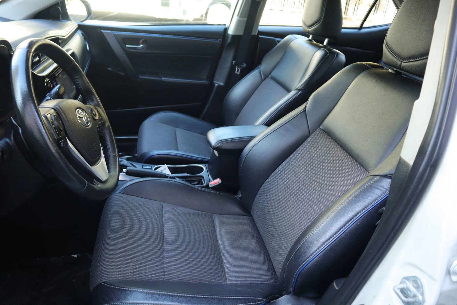 Used 2018 Toyota Corolla SE w/ SE Premium Package FWD image 15