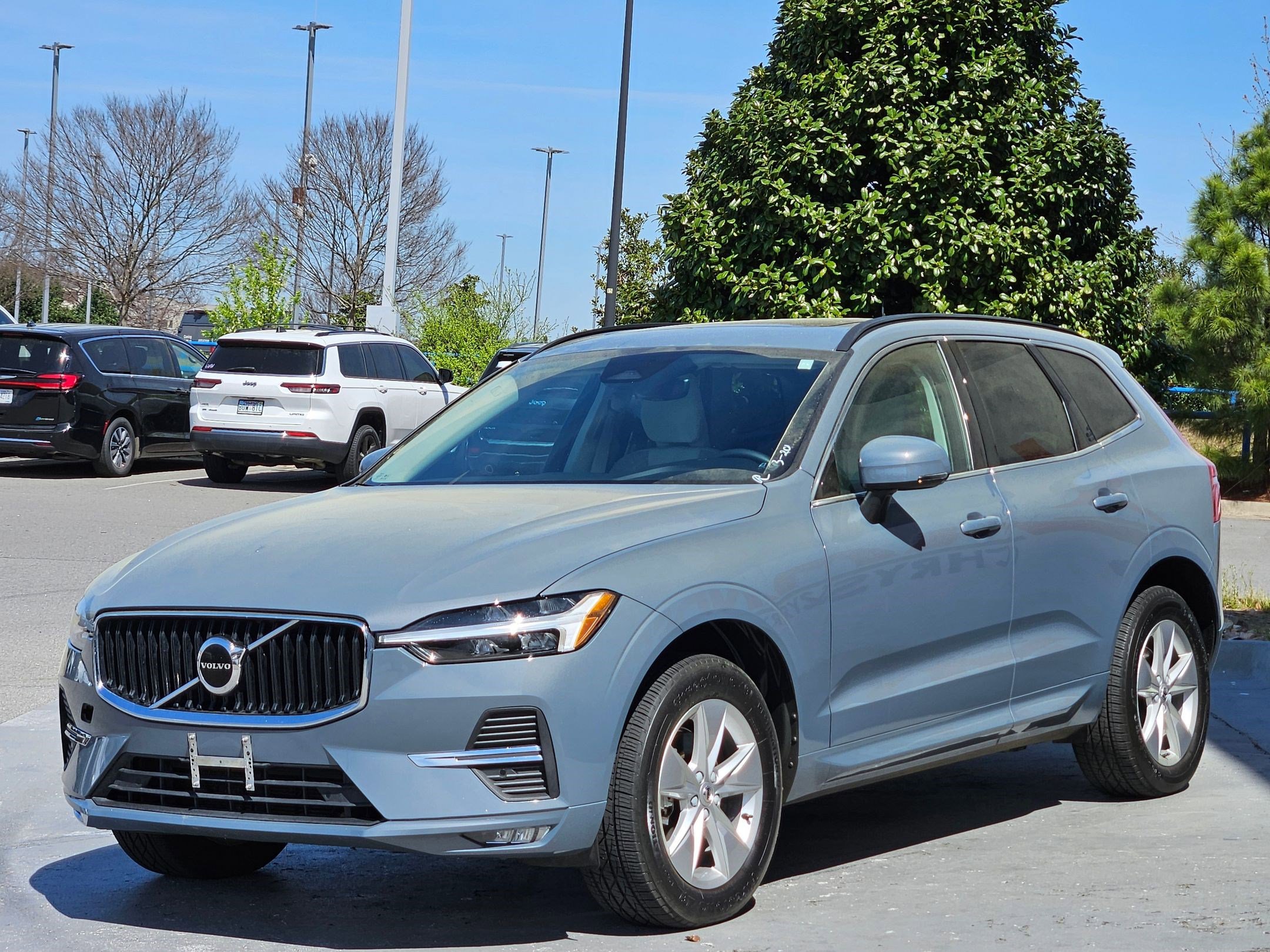 Used 2022 Volvo XC60 B5 Momentum image 3