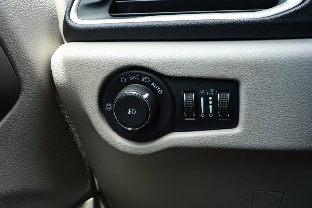 Used 2020 Chrysler Pacifica Touring-L image 15