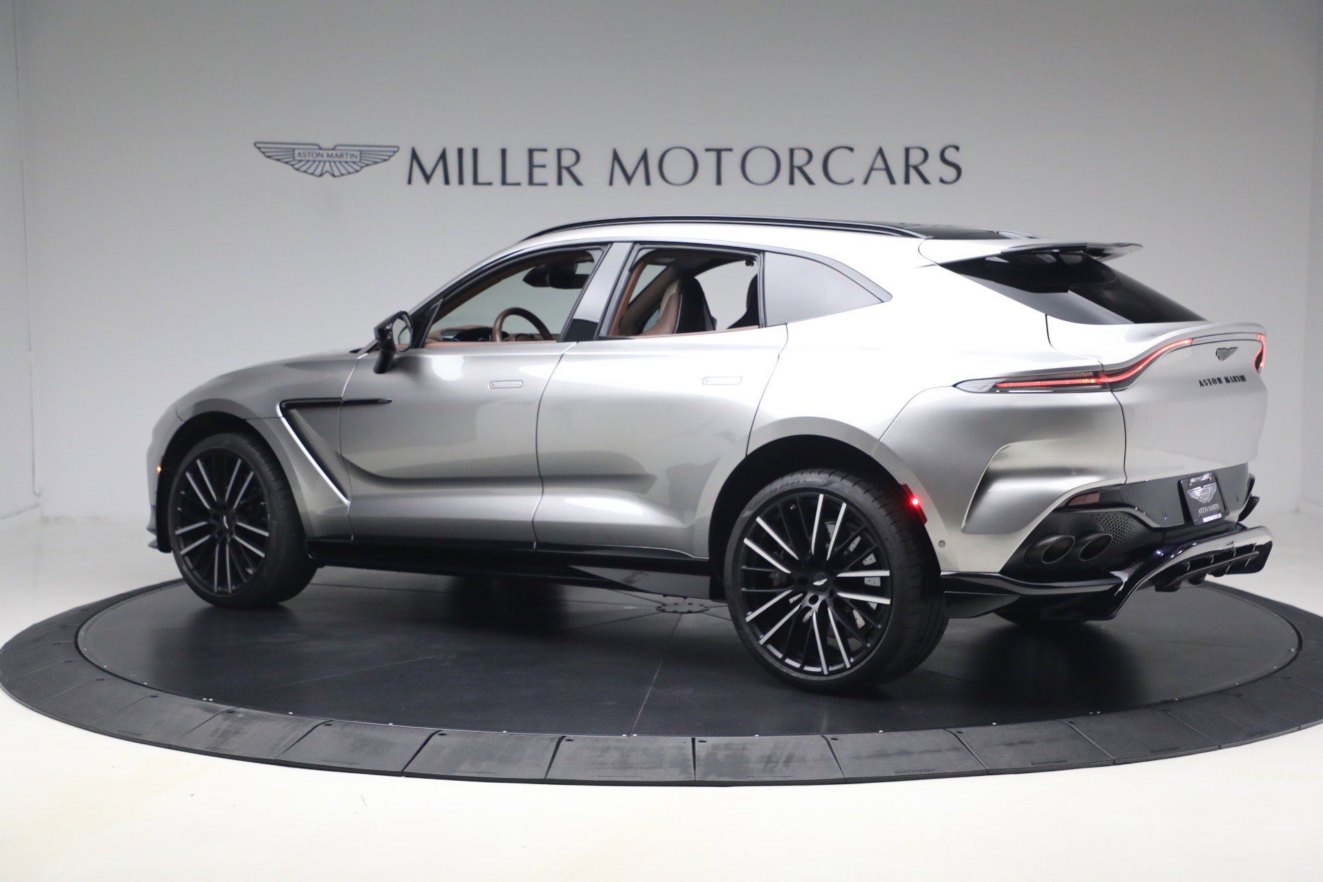 Used 2023 Aston Martin DBX 707 image 4