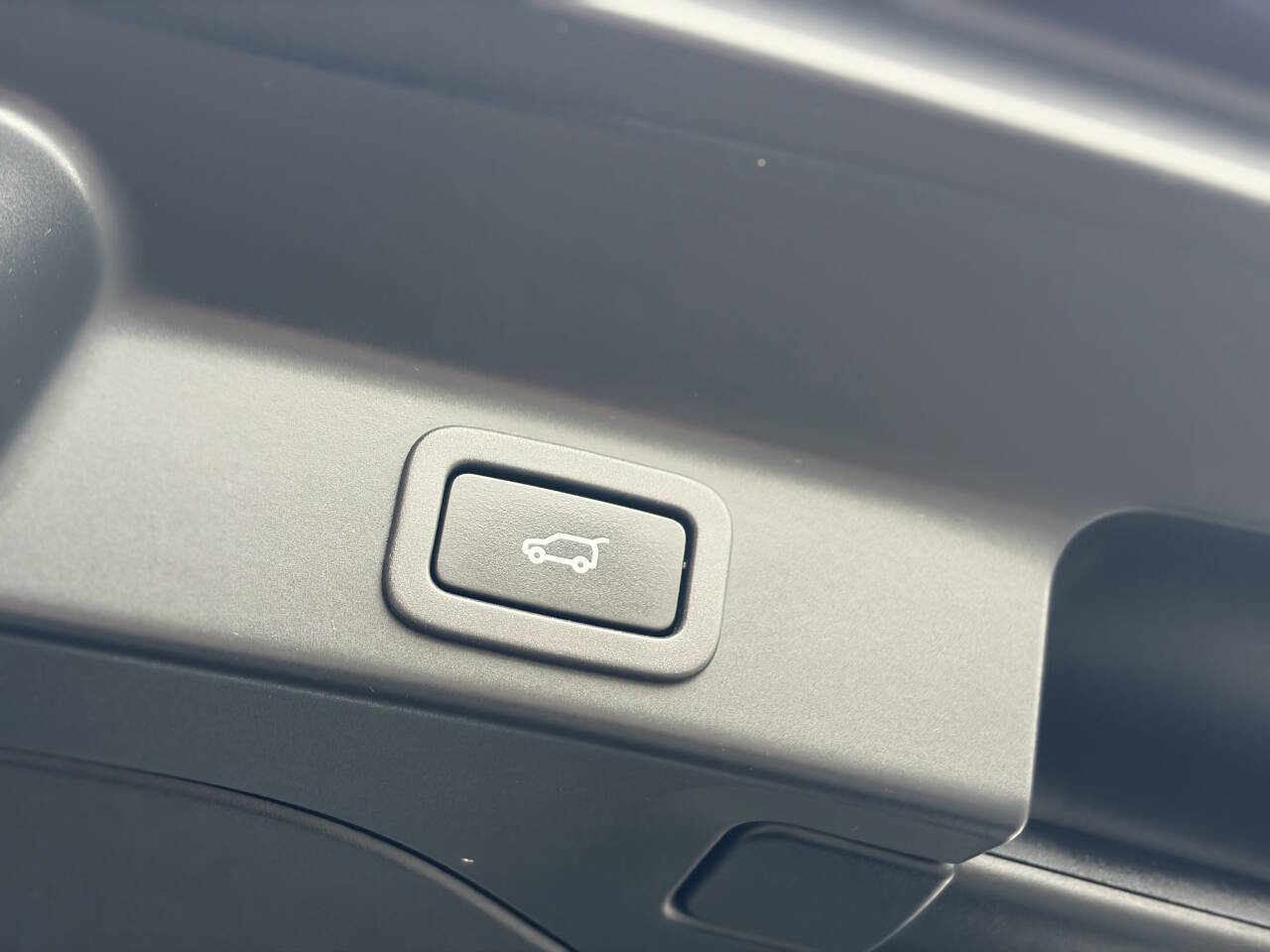 Used 2018 Jaguar F-PACE Premium image 22