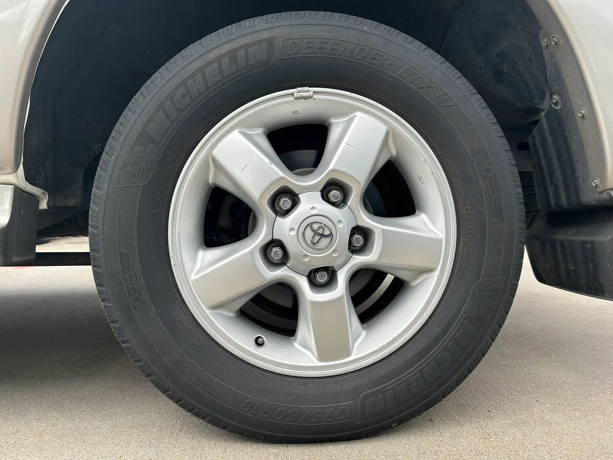 Used 2004 Toyota Land Cruiser AWD/4WD image 30