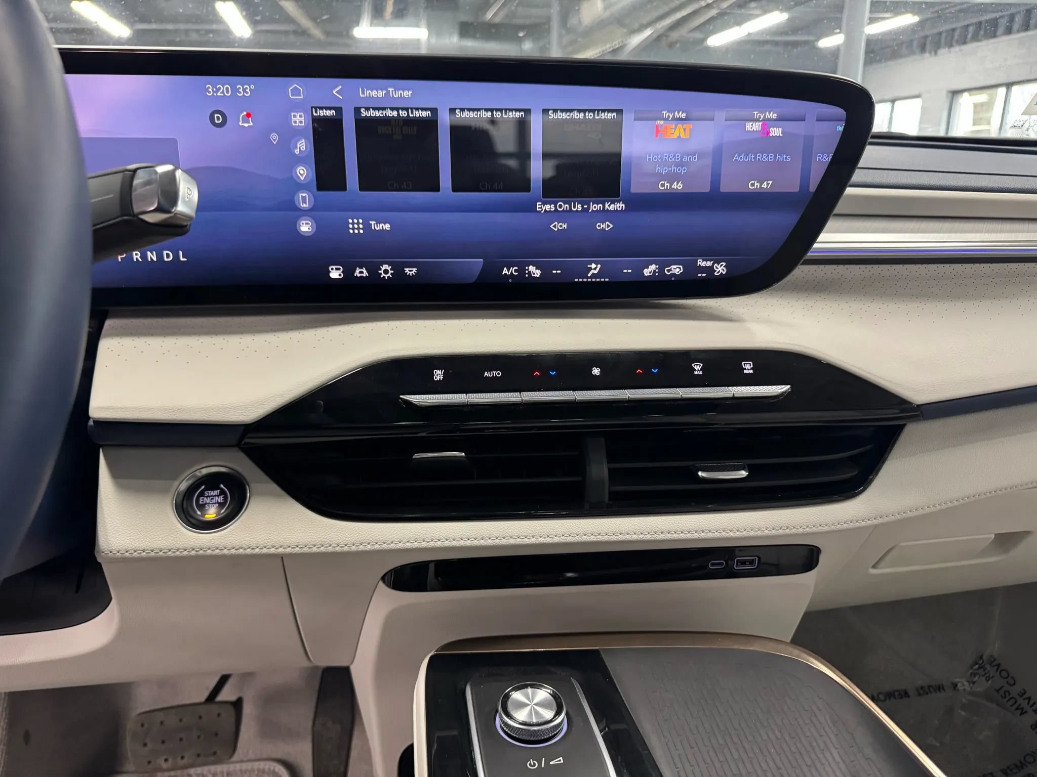 Used 2025 Buick Enclave Avenir w/ LPO, Floor Liner Package FWD image 18