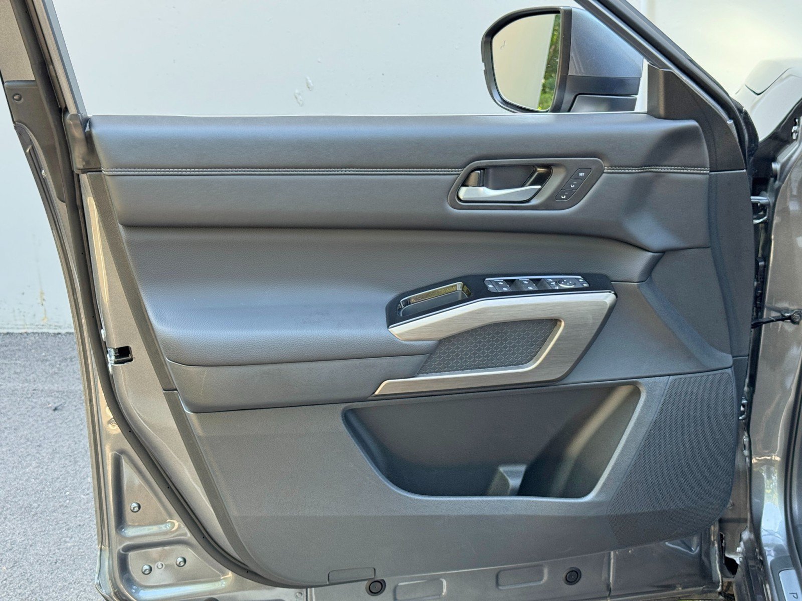 Used 2025 Nissan Pathfinder Platinum w/ Cargo Package AWD/4WD image 40