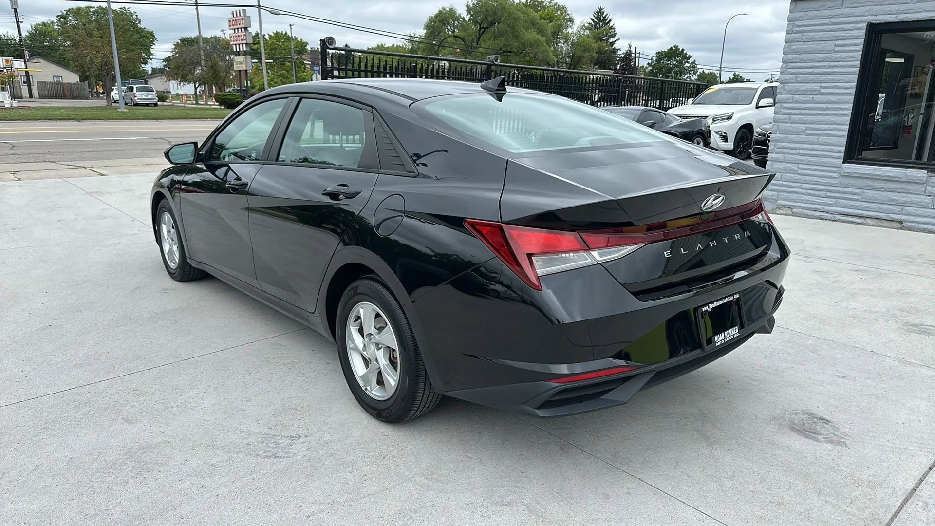 Used 2021 Hyundai Elantra SE w/ Cargo Package image 7