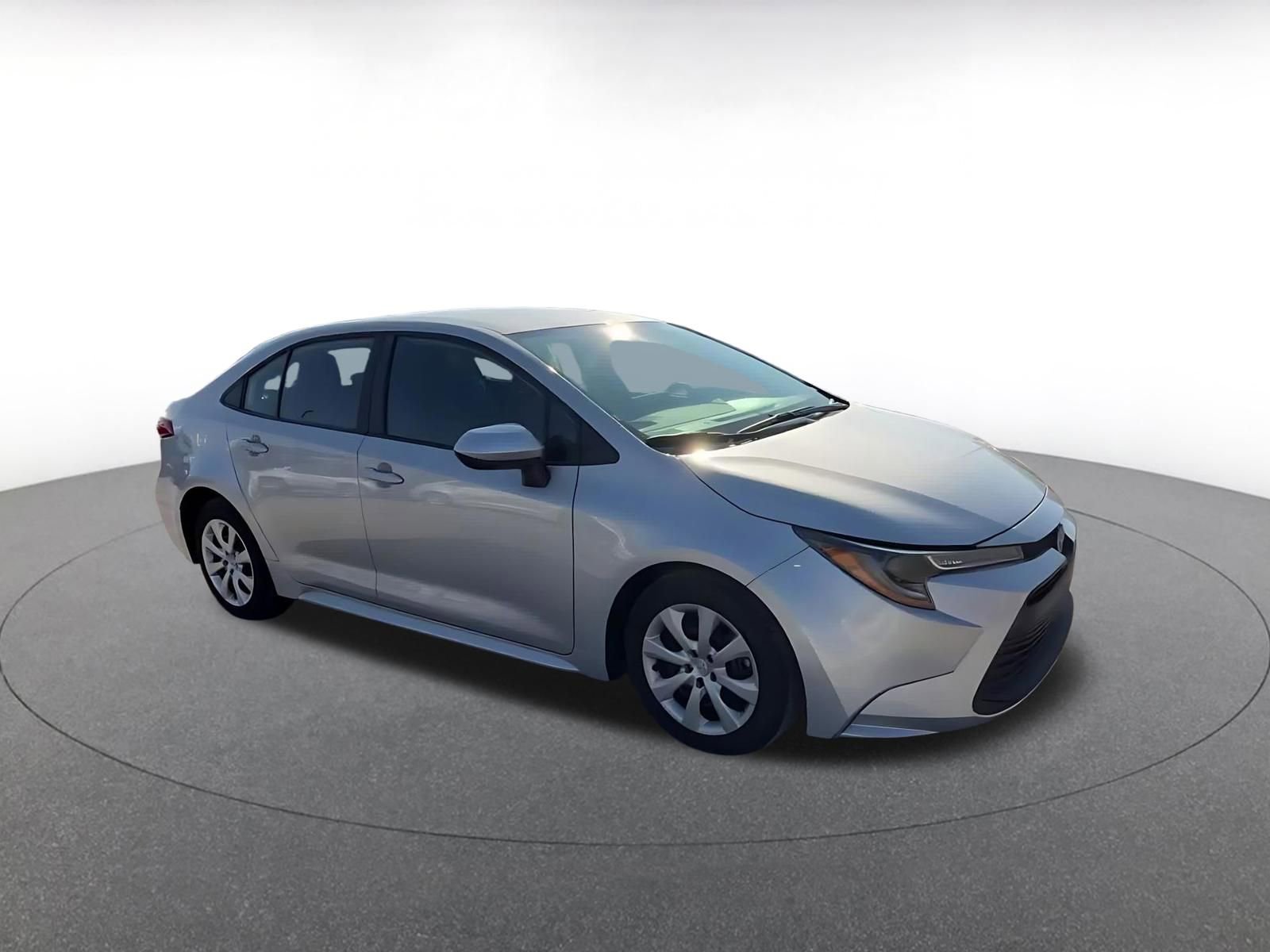 Used 2025 Toyota Corolla LE image 2