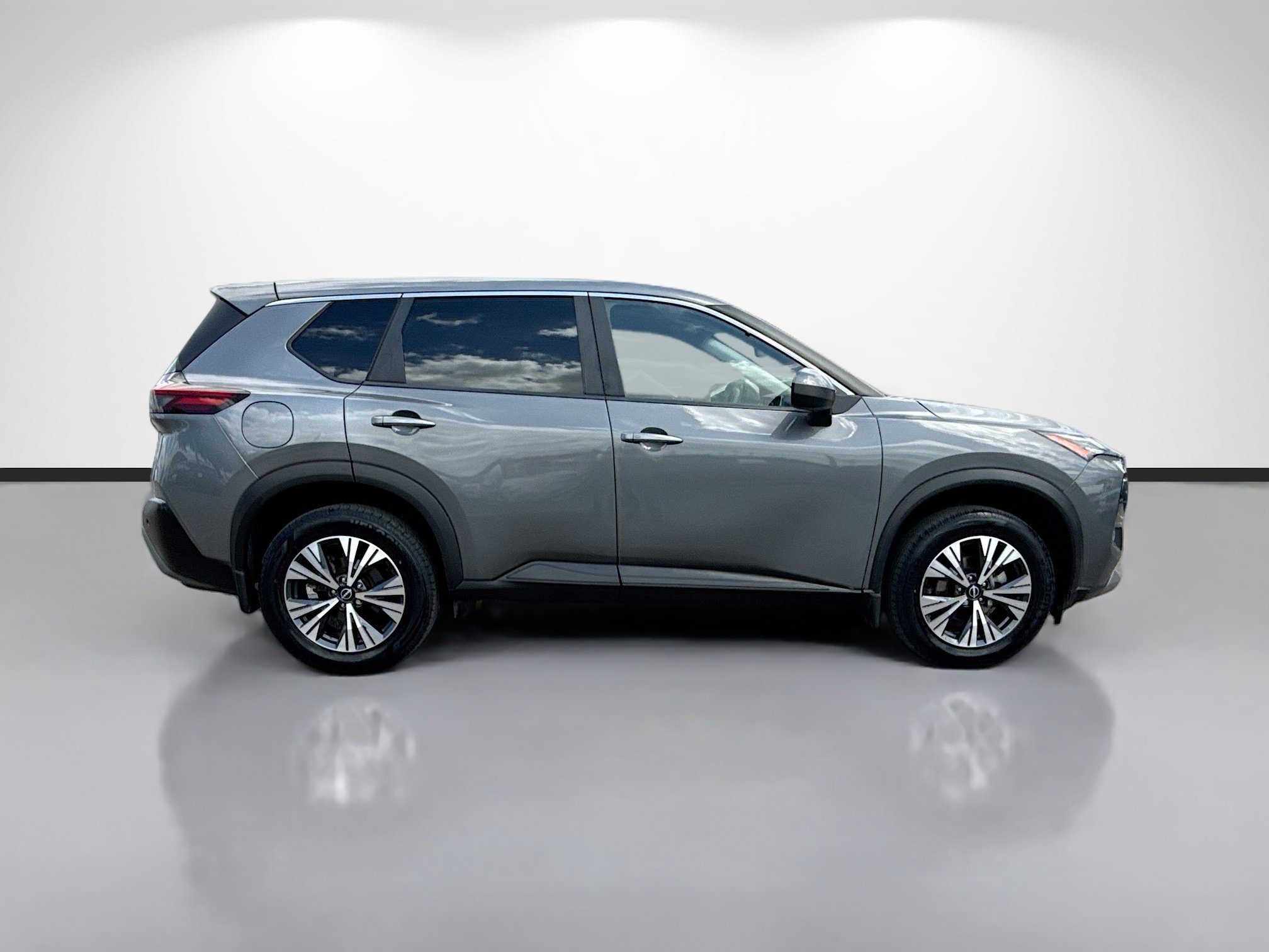 Used 2023 Nissan Rogue SV image 2