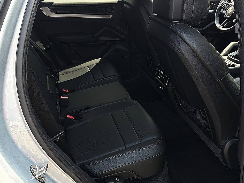 Used 2025 Porsche Cayenne AWD/4WD image 27